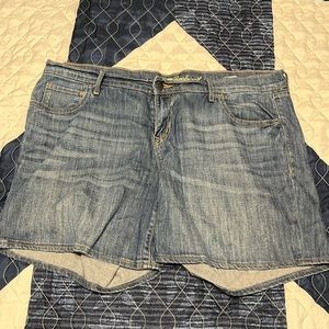 Old Navy “the boyfriend” jeans shorts for women.  Size 14
